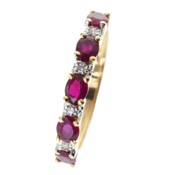 Demi alliance en or rhodié, rubis et diamants
