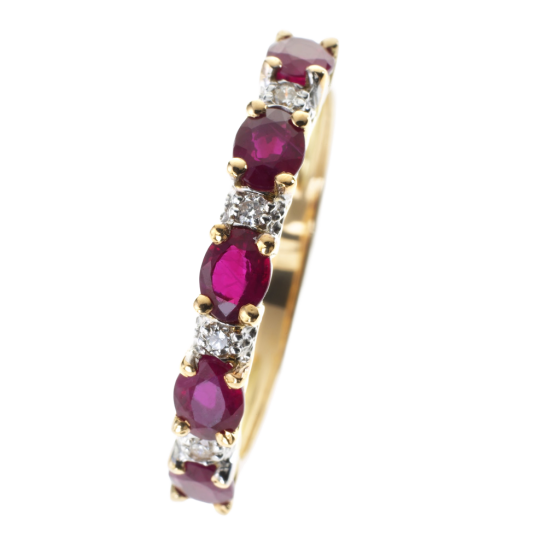 Demi alliance en or rhodié, rubis et diamants