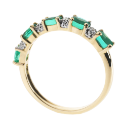 Demi alliance en or jaune et rhodié, émeraudes et diamants