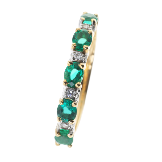 Demi alliance en or jaune et rhodié, émeraudes et diamants
