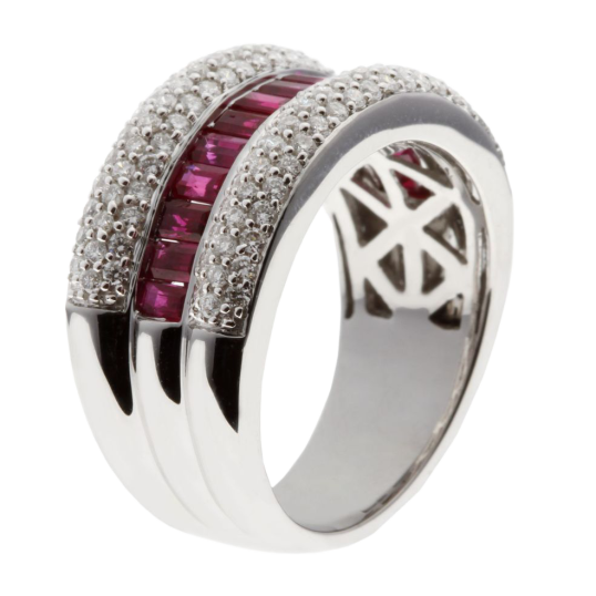 Bague en or gris, rubis baguettes et diamants