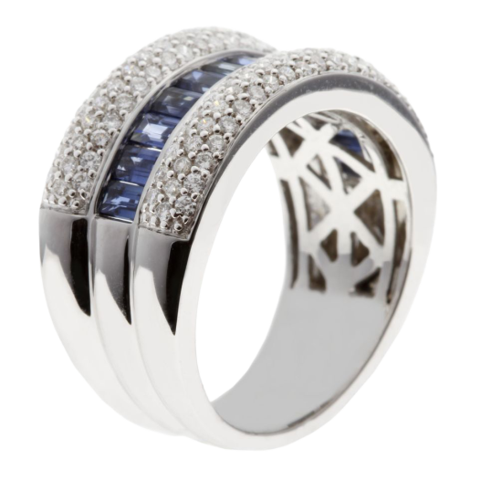 Bague en or gris, saphirs baguettes et diamants