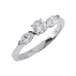 bague solitaire en or gris, diamants navette et brillant