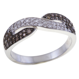 Bague en or gris rhodié, diamants blancs et bruns