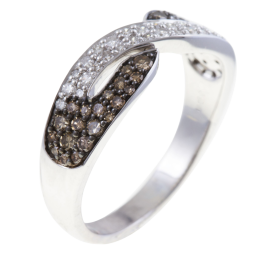 Bague en or gris rhodié, diamants blancs et bruns
