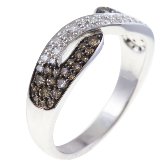 Bague en or gris rhodié, diamants blancs et bruns