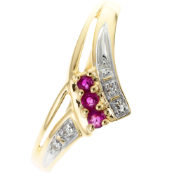 Bague en or jaune rhodié, rubis et diamants