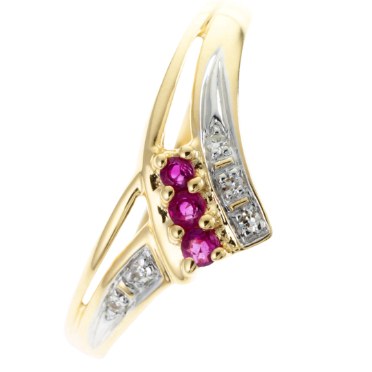 Bague en or jaune rhodié, rubis et diamants