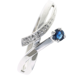 Bague en or gris et saphir