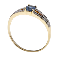 Bague en or jaune rhodié, saphir et diamants
