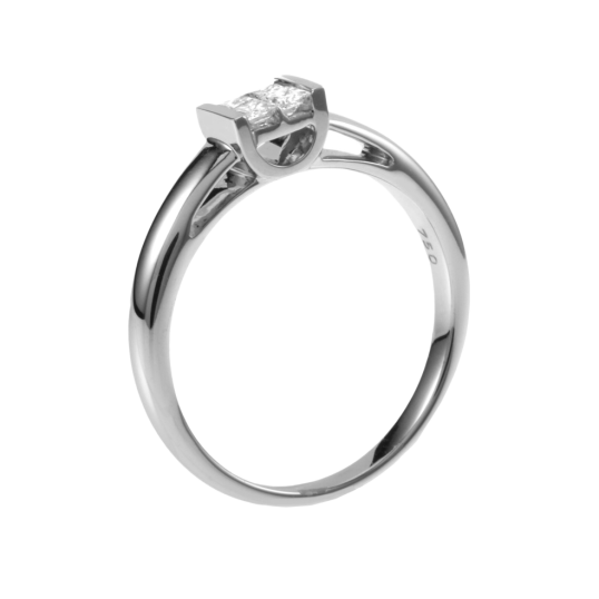 Bague en or gris et diamants taille princesse