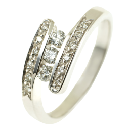 Bague en or gris et diamants