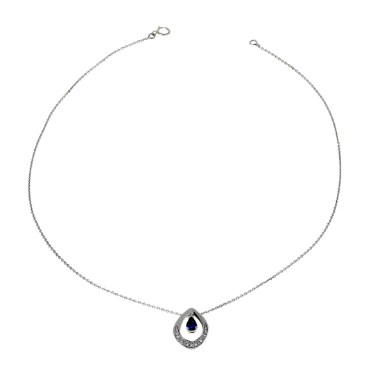 Pendentif en or gris, saphir et diamants sur chaine maille forçat Pendentif en or gris, saphir et diamants sur chaine maille forçat