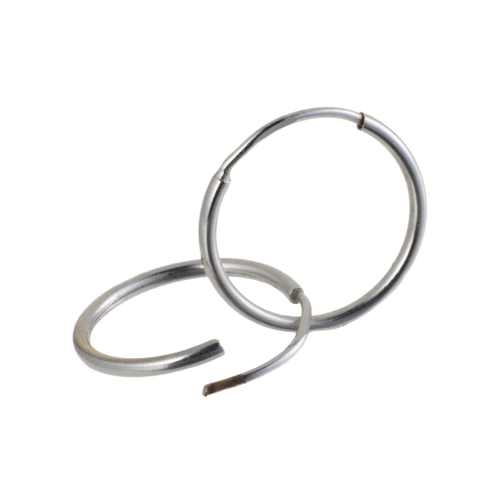 Créoles en or gris, diamètre 12 mm sans charnière.