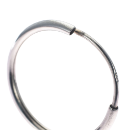 Créoles en or gris, diamètre 12 mm sans charnière.