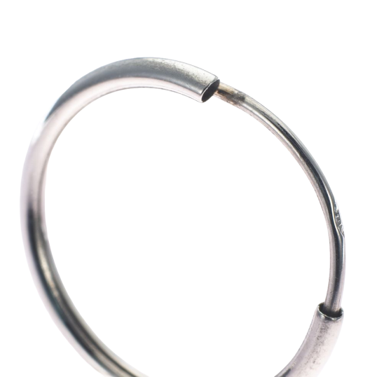 Créoles en or gris, diamètre 12 mm sans charnière.