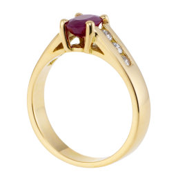 Bague en or jaune, rubis et diamants