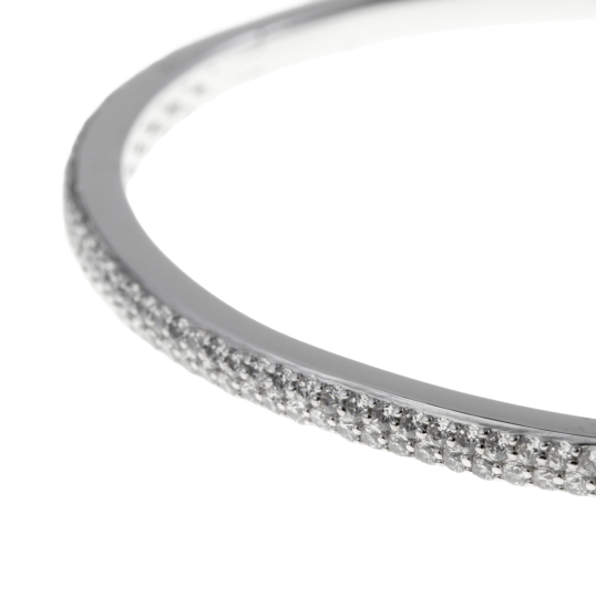 Bracelet jonc ouvrant en argent rhodié, pavage en oxydes de zirconium