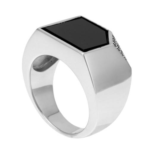 Chevalière en argent rhodié, onyx et oxydes de zirconium Chevalière en argent rhodié, onyx et oxydes de zirconium