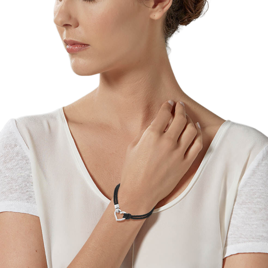 Bracelet en acier, cordon polyester noir et oxyde de zirconium, coeur ouvrant Bracelet en acier, cordon polyester noir et oxyde de zirconium, coeur ouvrant