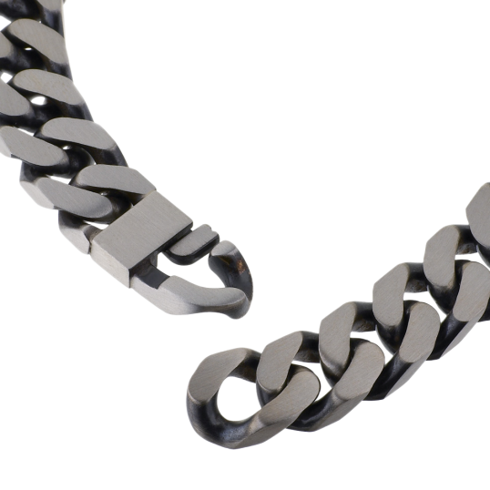 Identité en argent noirci, plaque 11 mm et maille gourmette Identité en argent noirci, plaque 11 mm et maille gourmette