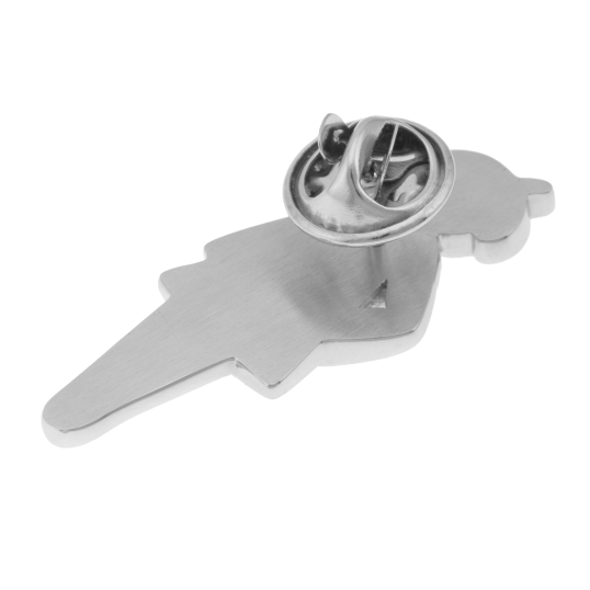 Pin's en acier et laque, femme au béret Pin's en acier et laque, femme au béret