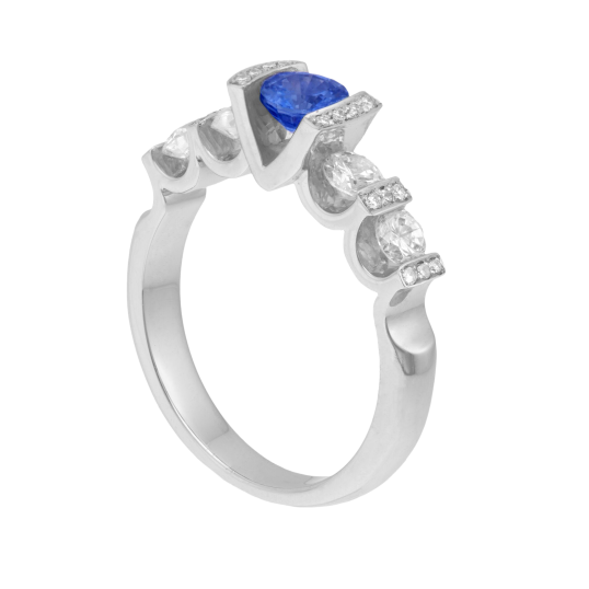 Bague en or gris, saphir et diamants Bague en or gris, saphir et diamants