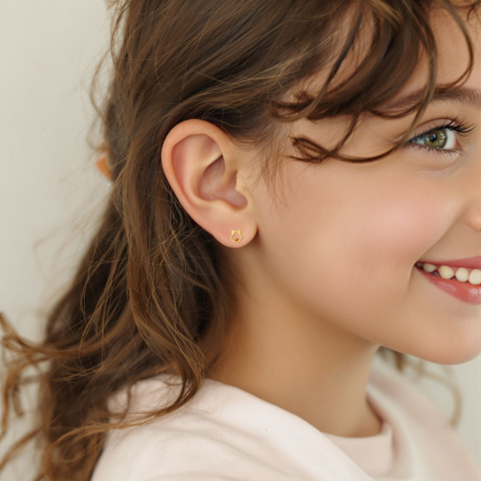 Boucles d'oreilles en or jaune et laque, chat  Boucles d'oreilles en or jaune et laque, chat