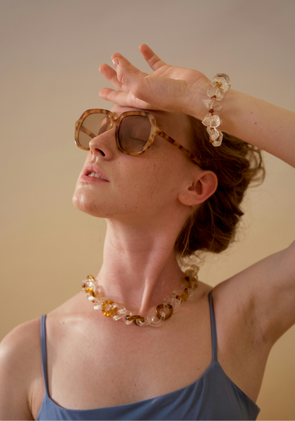 image représentant une personne portant des lunettes de soleil